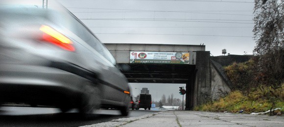 Drogowcy mają się zastanowić, jak jeszcze bardziej ułatwić przejazd pod wiaduktem. - Można by poszerzyć jezdnię kosztem chodnika z prawej, strony patrząc w stronę ul. Kolumba - podpowiadają kierowcy.