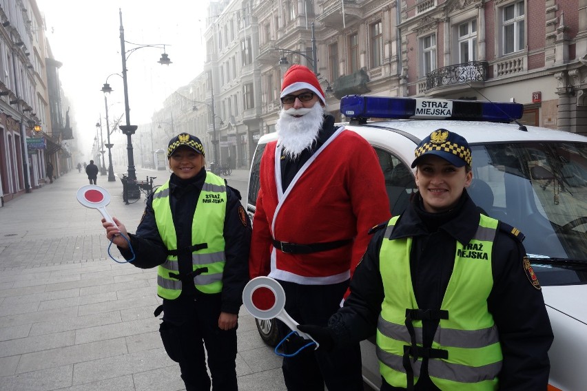 Mikołajowy patrol straży miejskiej na Piotrkowskiej [ZDJĘCIA]