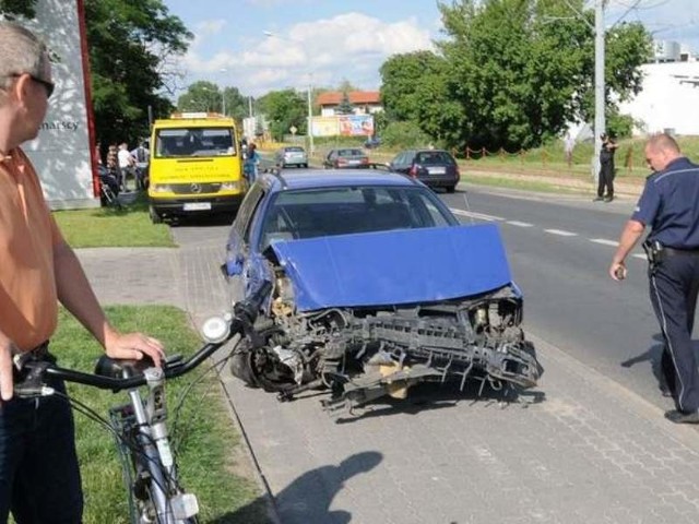 W co najmniej sześć aut uderzył pijany kierowca volkswagena