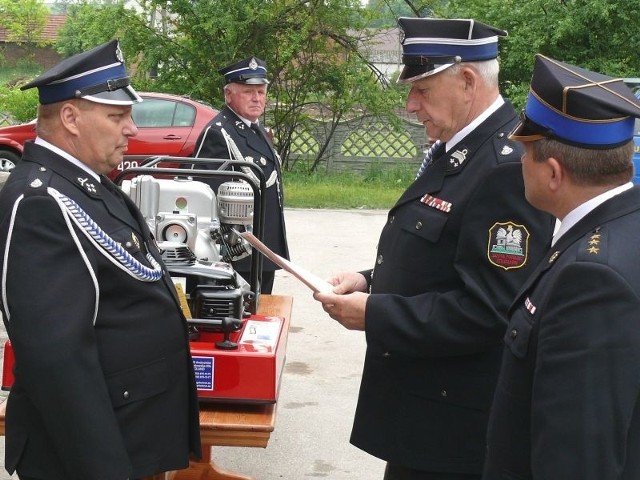 Poseł Mirosław Pawlak przekazał druhom z Łękawy i Zagórzyc nowoczesne pompy szlamowe.