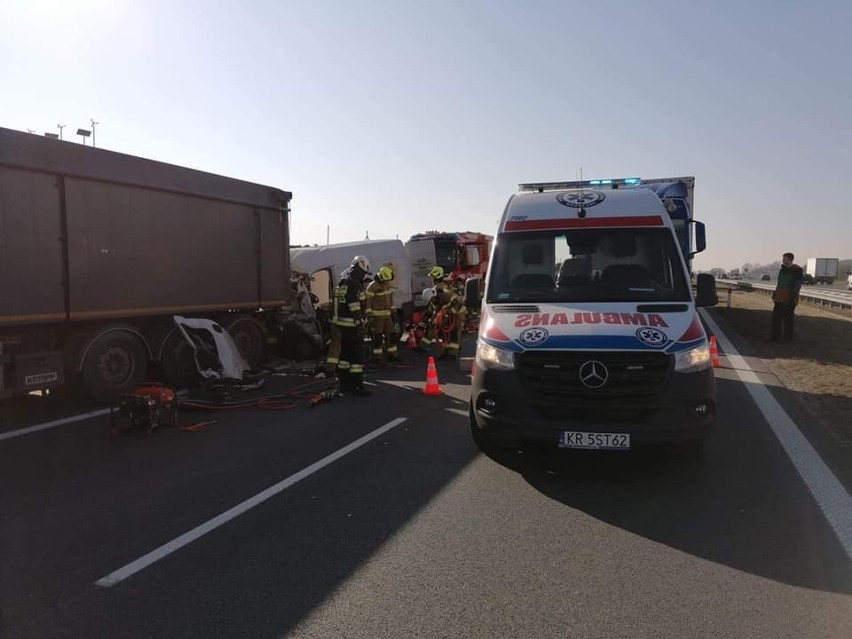 Morawica. Wypadek na autostradzie A4 z udziałem ciężarówki. Ranna osoba została zakleszczona w samochodzie