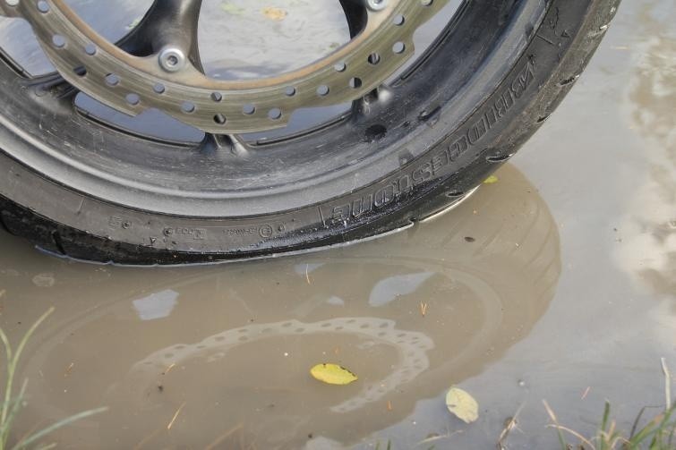 Motocyklem w deszczu – zasady bezpiecznej jazdy...