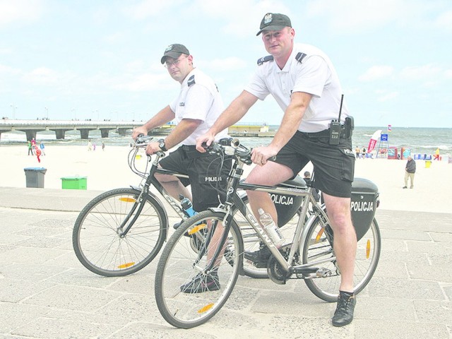 Jest lato i plaża &#8211; prędzej czy później pojawią się narkotyki, kieszonkowcy, albo oszuści z trzema kubkami. No i trzeba też szukać wciąż gubiących się plażowiczów, nie tylko dzieci. 