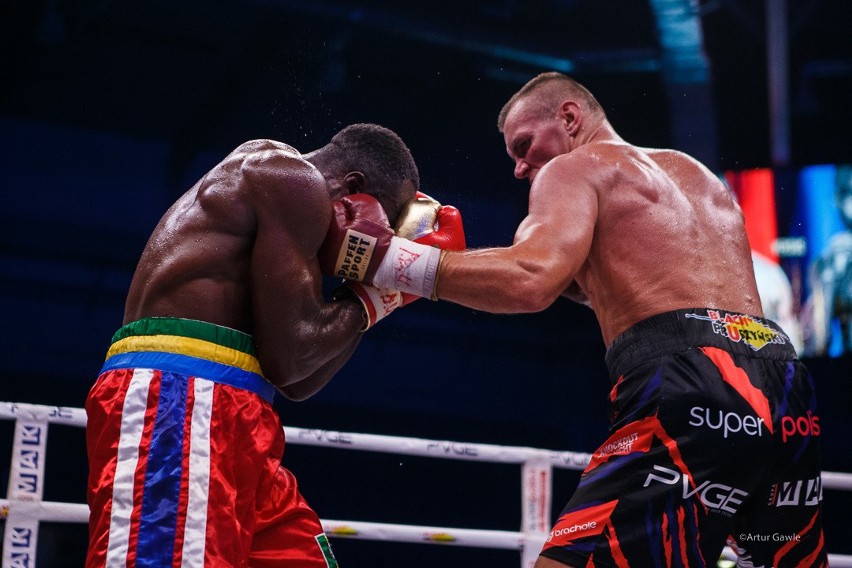 KnockOut Boxing Night 13 w Tarnowie. Efektowne wygrane Masternaka, Różańskiego, Balskiego i braci Kiwiorów [DUŻO ZDJĘĆ]      
