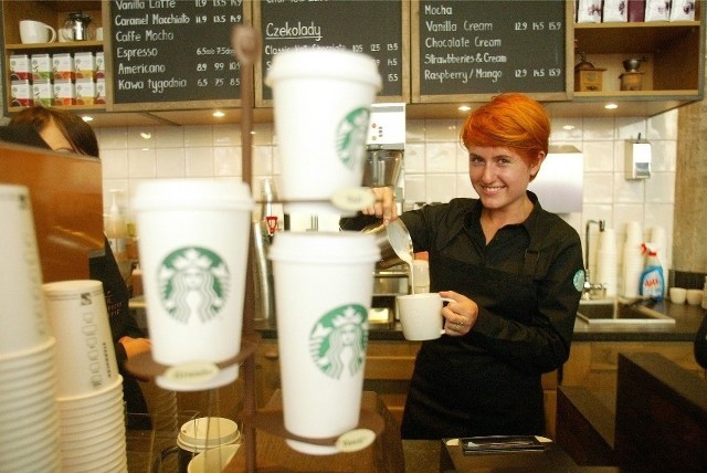 Pierwszy Starbucks w Toruniu szuka m.in. kierownika, oferując mu godziwe zarobki. Zapewnia też możliwość łączenia pracy z nauką.