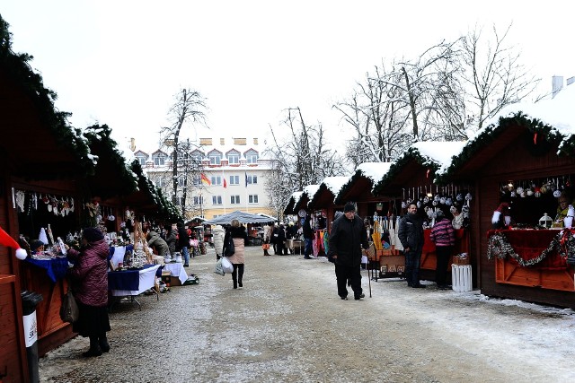 Dwudniowy jarmark świąteczny produktów lokalnych z wieloma atrakcjami odbywa się na rynku w Jaśle