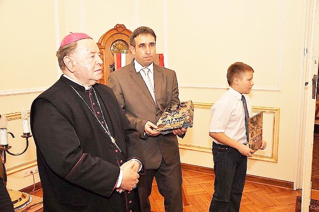 Promocję swoją obecnością zaszczycił ks. biskup Bogdan Wojtuś, przyjaciel Rodziny Katyńskiej.