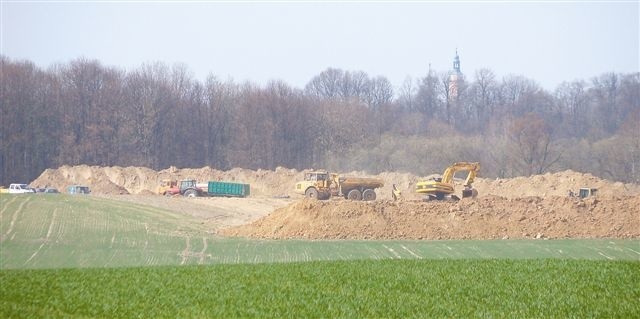 Według mieszkańców Trzebini, od dwóch tygodni na terenie przyszłej kopani trwają intensywne prace ziemne. (fot. Krzysztof Strauchmann)