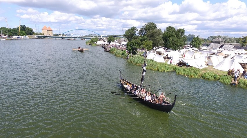 Festiwal w Wolinie. Wikingowie ścigali się łodziami [zdjęcia] 