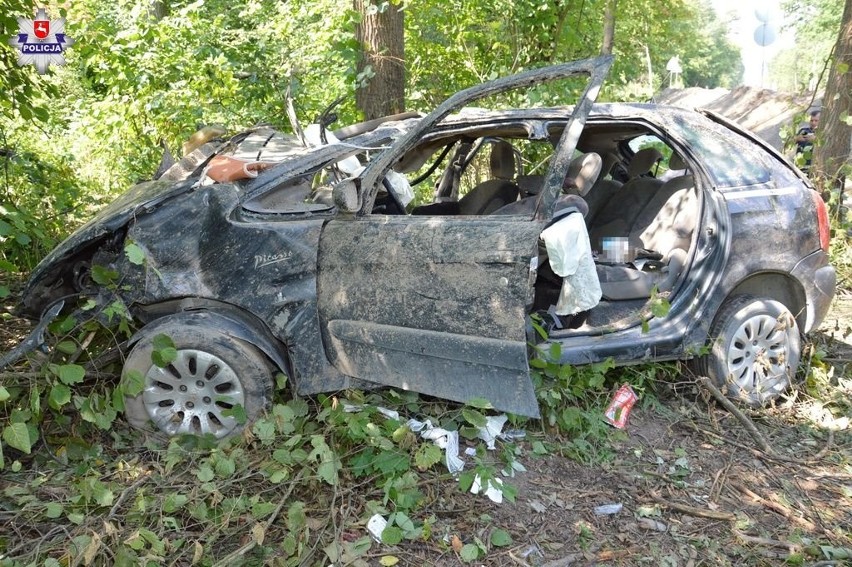 Jego auto wypadło z drogi i uderzyło w drzewo. Prawdopodobnie jechał zbyt szybko