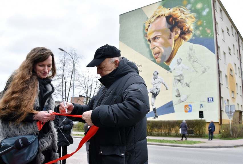 W Mielcu przy ul. Kusocińskiego odsłonięto mural Grzegorza Lato. Legendarny piłkarz Stali Mielec kiedyś mieszkał w pobliżu! [ZDJĘCIA]