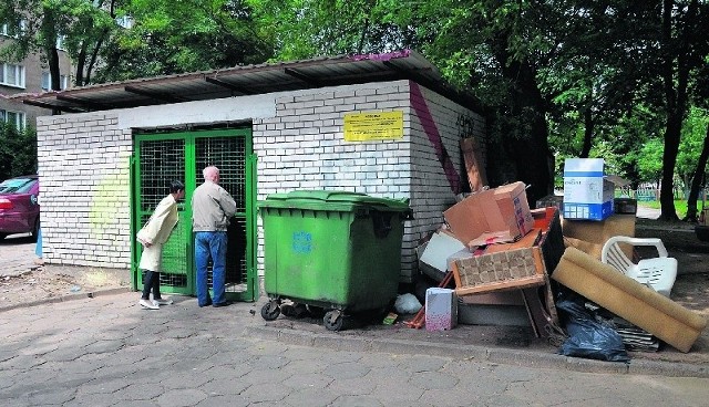 Śmieci wielkogabarytowe zgromadzone przy pergoli przy ul. Wróblewskiego na Karolewie.