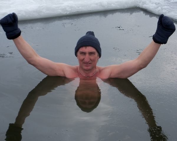 Henryk Dębicki w przerębli skutego lodem nyskiego jeziora czuje się jak ryba w wodzie!