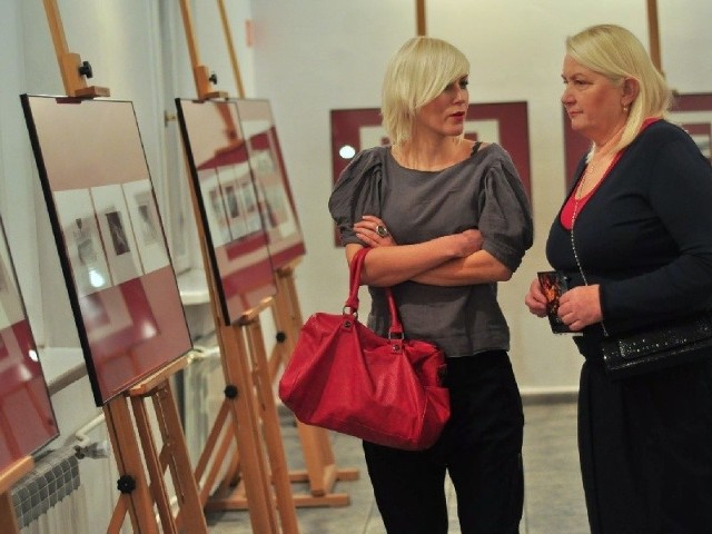 Odwiedzający Galerię Tarnobrzeskiego Domu Kultury mogą do 24 listopada podziwiać obrazy i rysunki Macieja Majewskiego.
