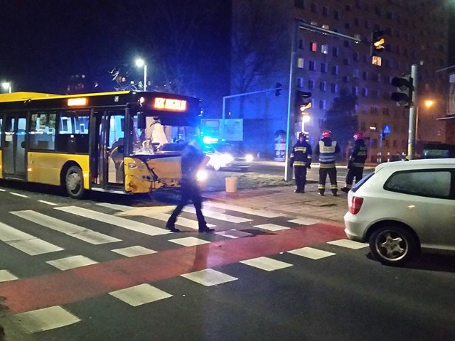 W środę około godz. 22 w rejonie Galerii Emka w Koszalinie doszło do wypadku. Jak udało nam się ustalić autobus MZK Koszalin zderzył się z samochodem osobowym. Poszkodowana jest jedna osoba.Na miejscu jest policja i straż pożarna.