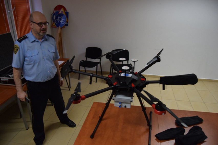 Jarosław Dudek i dron do badania powietrza