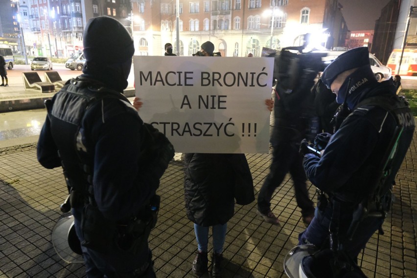 Strajk kobiet w Katowicach 25.11.20. Trwa protest pod hasłem...