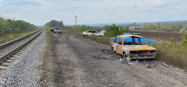 W rosyjskim ostrzale całkowicie zniszczono sześć samochodów osobowych i jeden samochód dostawczy