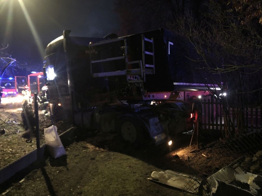 Samochód ciężarowy wjechał w ogrodzenie w Wąchocku. Uszkodzony zbiornik z paliwem