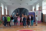 Planetobus z mobilnym planetarium zawitał do Sędziszowa. Dzieci i młodzież doświadczyły pełnego gwiazd nieba. Zobacz zdjęcia