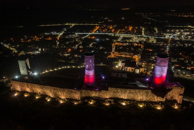11 listopada obchodzimy 103. rocznicę odzyskania przez Polskę niepodległości. Na Święto Niepodległości 2021 wiele budynków w Kielcach zabłysło nocą w barwach narodowych – na biało czerwono. Razem ze znanym w regionie specjalistą od fotografii z drona - Sławkiem Rakowskim przygotowaliśmy wyjątkowy fotoreportaż z Chęcin. Zobaczcie jak pięknie wygląda z drona podświetlony na biało czerwono zamek królewski w Chęcinach