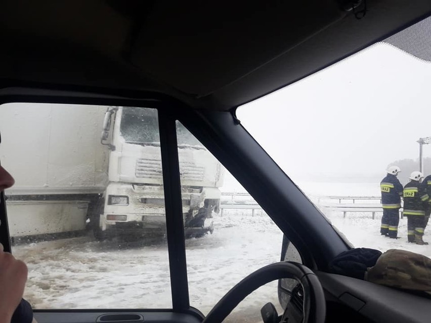Kobylin-Kruszewo. Wypadek na DK8. Ciężarówka uderzyła w bandę (zdjęcia)
