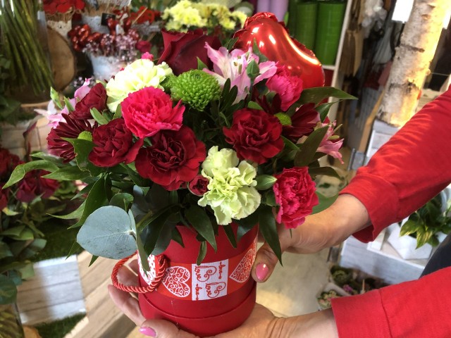 Na walentynki wybieramy najczęściej czerwone kwiaty w bukietach lub pudełkach. Ceny za każdą z opcji zaczynają się od około 70 złotych. Za większy bukiet z różnych kwiatów zapłacimy nawet 250 złotych. Zobacz popularne kwiaty na 14 lutego.Sprawdź, ile kosztują kwiaty na walentynki ----->