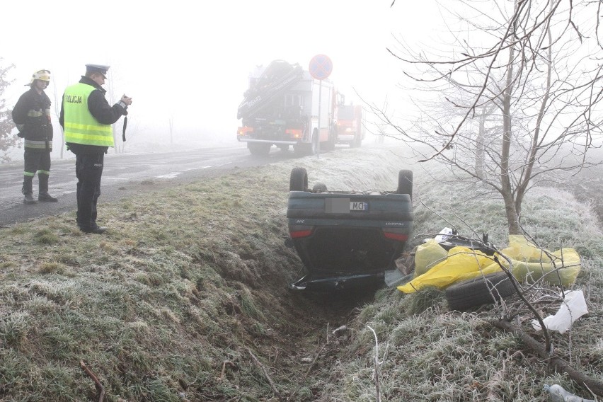 Wypadek pod Długołęką. Samochód osobowy dachował i wpadł do rowu (ZDJĘCIA)