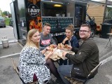 Zlot foodtrucków przed centrum handlowym. Pyszne dania serwowane z samochodów. Co zjeść? [zdjęcia]