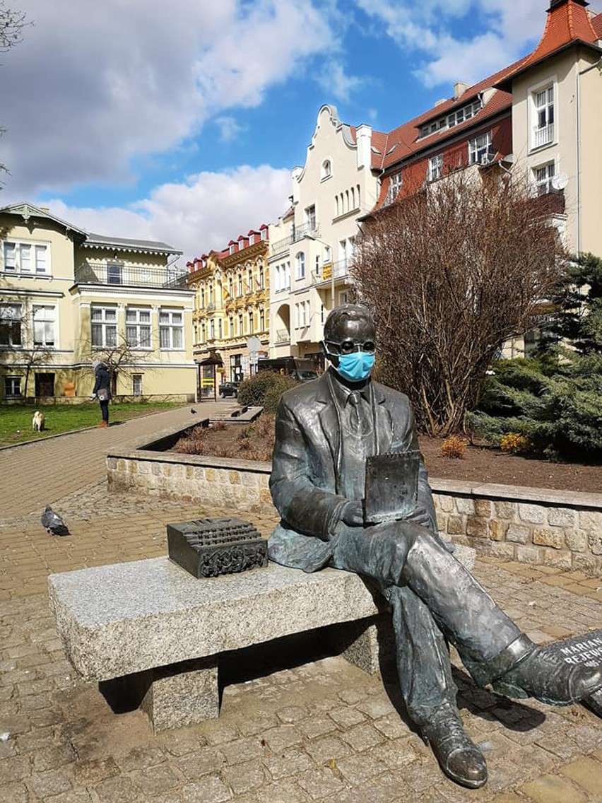 Bydgoskim symbolom założył maseczki. - Musimy zmienić myślenie z „ja” na „my” - mówi inicjator akcji „Zamaskowana Bydgoszcz”