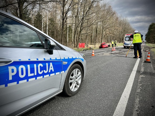 Pomiędzy miejscowościami Grabówno i Okaliniec doszło do wypadku pojazdu ciężarowego z naczepą oraz samochodu osobowego.