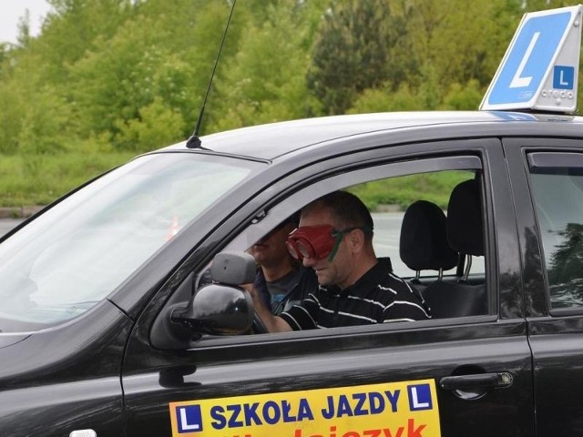 Podczas dzisiejszej akcji Powiatowej Komendy Policji w Końskich "Trzeźwy kierowca&#8221; nie brakowało chętnych do testowej jazdy samochodem w alkogoglach.