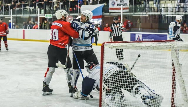 Hokeiści Budowlanego Klubu Sportowego pokonali w niedzielę Mad Dogs Sopot 18:7 w rewanżowym meczu barażowym o awans do finału grupy północnej II ligi. Bydgoszczanie, którzy dzień wcześniej triumfowali 11:4, zagrają w finale z Warsaw Capitals (mecz w stolicy 25 marca). Zobaczcie zdjęcia z niedzielnych wydarzeń na "Torbydzie" >>> 