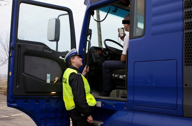 Funkcjonariusze "drogówki" podejrzana ciężarówkę zatrzymali w Białymstoku na ulicy Kleeberga.