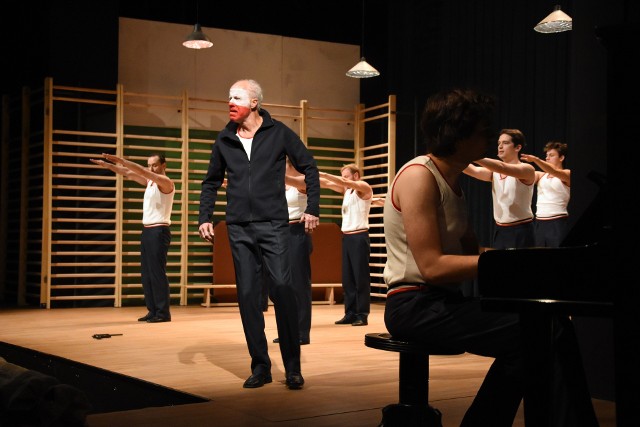 Spektakl „Asymilacja” w reżyserii Piotra Kruszczyńskiego od piątku w Teatrze Nowym