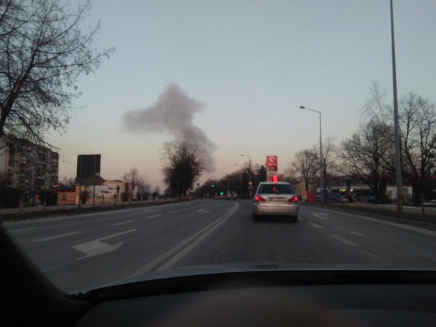 Radom. Groźny pożar domu przy ulicy Kozienickiej. Lokator został odwieziony do szpitala (wideo, zdjęcia)