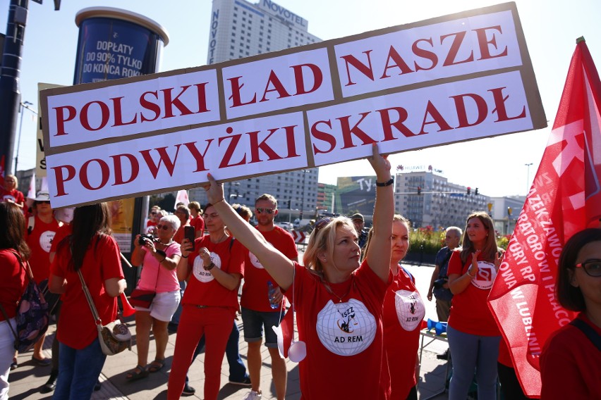 Warszawa: Protest pracowników sądów i prokuratur [ZDJĘCIA] "Czerwony marsz" przeszedł ulicami stolicy