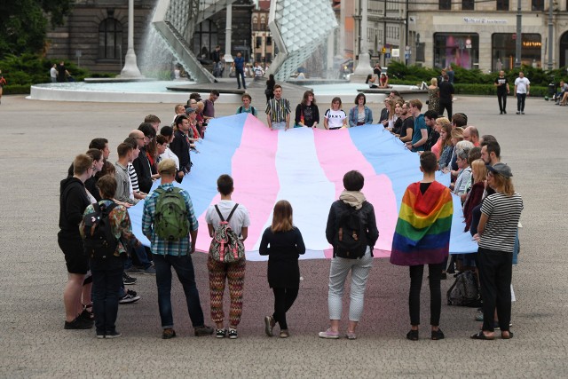 We wtorek wieczorem pojawiła się długa, kolorowa flaga. Członkowie Grupy Stonewall i przyjaciele chcieli w ten sposób upamiętnić swoją zmarłą koleżankę.