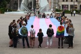 Poznań: Wielka, kolorowa flaga na placu Wolności. Członkowie grupy Stonewall, przyjaciele i ksiądz żegnali swoją zmarłą koleżankę [ZDJĘCIA]