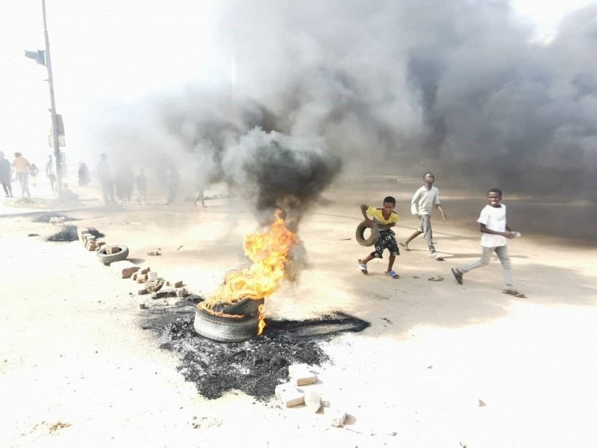 Sudan: Wojskowy zamach stanu [ZDJĘCIA] Armia przejęła władzę, zatrzymano rząd. Padły strzały do demonstrantów, są zabici i ranni