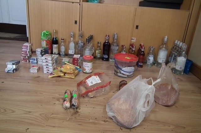 Skradzione przedmioty ze sklepu w Bytnicy zostały zabezpieczone przez policję.