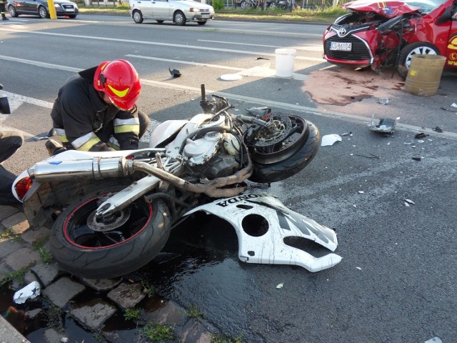 Do wypadku doszło ok. godz. 19 na ul. Chełmińskiej w Grudziądzu, na wysokości stacji paliw Lotos. Mężczyzna prowadzący motocykl został zabrany do szpitala. Nie przeżył.