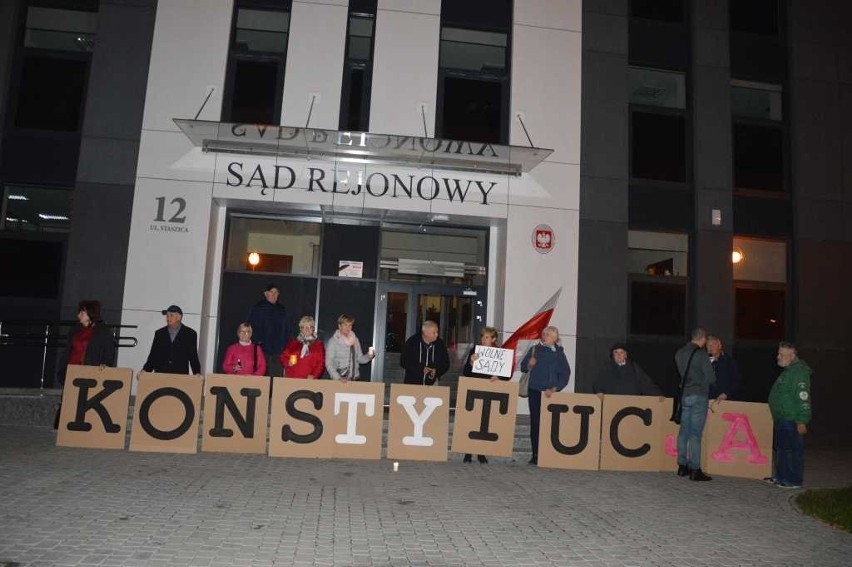 Protest w obronie wolnych sądów w Starachowicach.