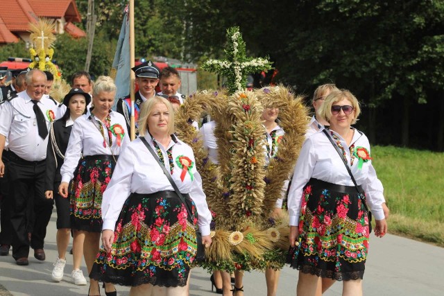 Korowód dożynkowy w Żarczycach Dużych. Zobaczcie jego przebieg oraz jak wyglądały dekoracje dożynkowe na kolejnych slajdach