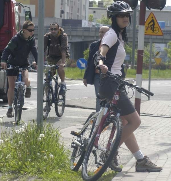 Koszulka, przewiewne spodenki, buty z twardą podeszwą i kask - tak ubrani możemy wsiadac na rower.