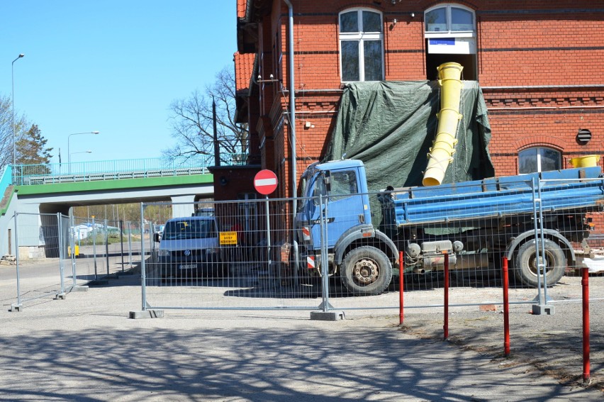 Tajemnicze konstrukcje w piwnicach bytowskiego dworca. Odkopano ceglane łuki (zdjęcia)