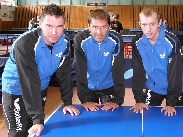 Od lewej: Bartosz Such, trener Olimpii/Unii Piotr Szafranek i Mateusz Gołębiowski.