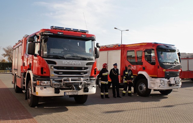 Strażacy z jednostek ratowniczo-gaśniczych nr 1 i nr 2 w Inowrocławiu wzbogacili się o dwa nowoczesne wozy bojowe (ciężki i średni) marki Volvo i Scania. Uroczystość przekazania ich do służby odbyła się na placu Komendy Powiatowej PSP przy ul. Poznańskiej. Była ona też okazją do uhonorowania wyróżniających się strażaków. Za wzorowe wykonywanie obowiązków służbowych Komendant Główny Państwowej Straży Pożarnej wyróżnił nagrodą pieniężną: st. kpt. Krzysztofa Arenta i asp. szt. Marka Flisa. Nagrodami Komendanta Powiatowego Państwowej Straży Pożarnej w Inowrocławiu zostali wyróżnieni strażacy: kpt. Andrzej Świątkowski, st. ogn. Marek Klimkiewicz, st. ogn. Sławomir Skowroński, ogn. Tomasz Dąbrowski, ogn. Michał Wojtkowiak, mł. ogn. Dariusz Pecyna, mł. ogn. Zbigniew Procek, st. sekc. Przemysław Jeske. W uroczystości uczestniczyli goście oficjalni: poseł Ewa Kozanecka, wojewoda Mikołaj Bogdanowicz, komendant wojewódzki PSP nadbrygadier Janusz Halak i Ireneusz Stachowiak, prezes Wojewódzkiego Funduszu Ochrony Środowiska i Gospodarki Wodnej.