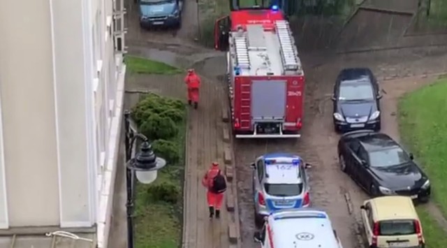 Strażacy weszli przez okno do mieszkania w centrum Białegostoku. Kobieta potrzebowała pomocy