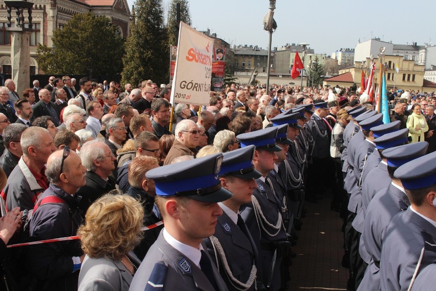 Tablicę pamiątkową ku czci ofiar katastrofy smoleńskiej...